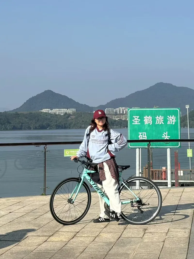 Jenny 在湖边骑行