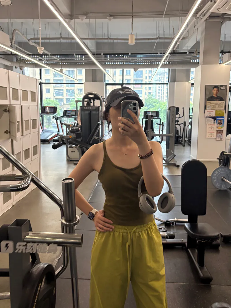 Jenny 在健身房训练