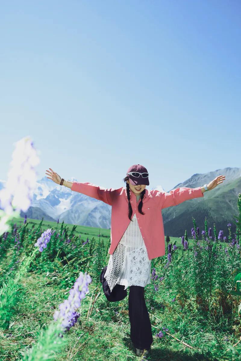 Jenny 在新疆雪山与花海之间