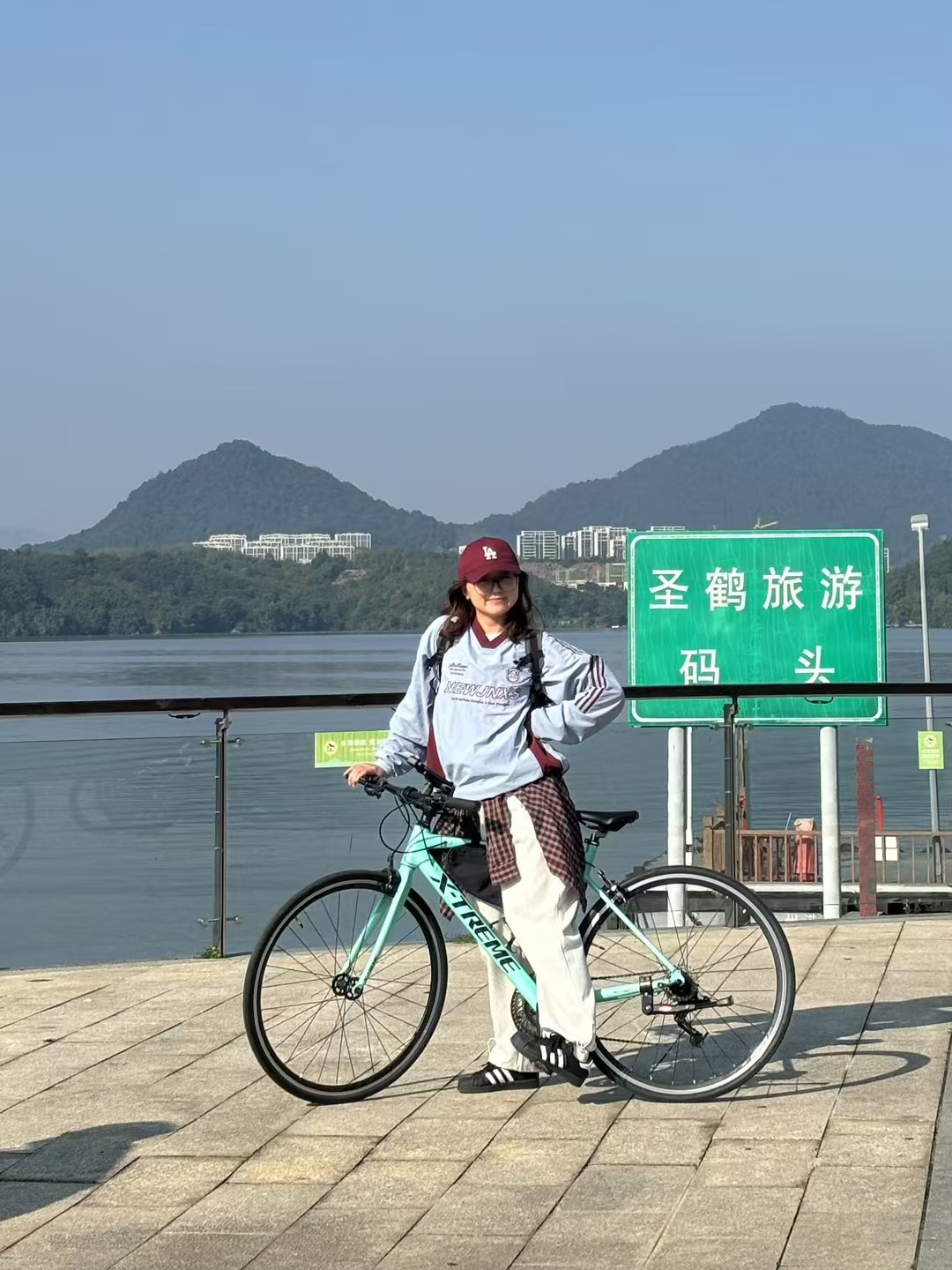 Jenny 在湖边骑行