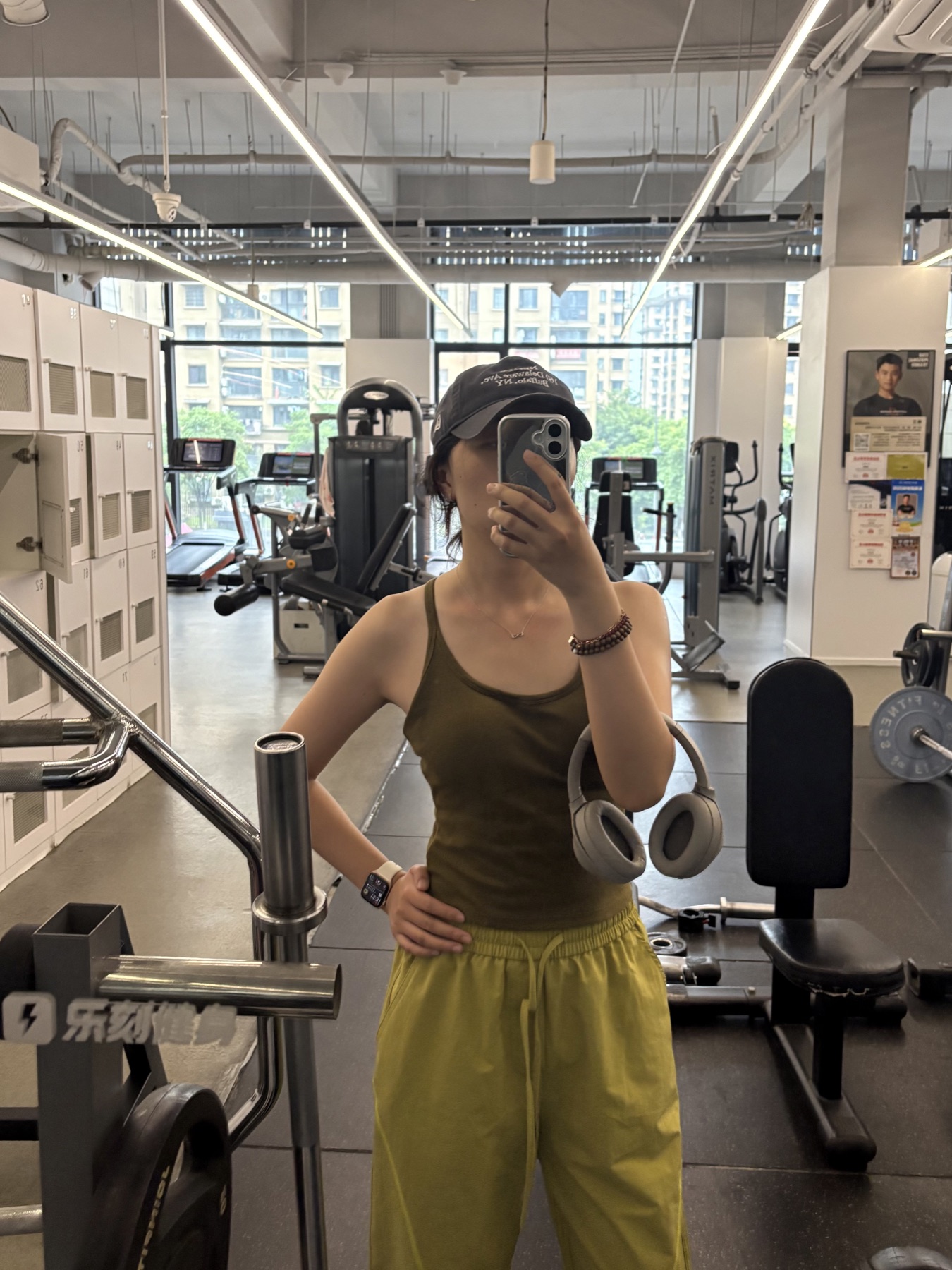 Jenny 在健身房训练
