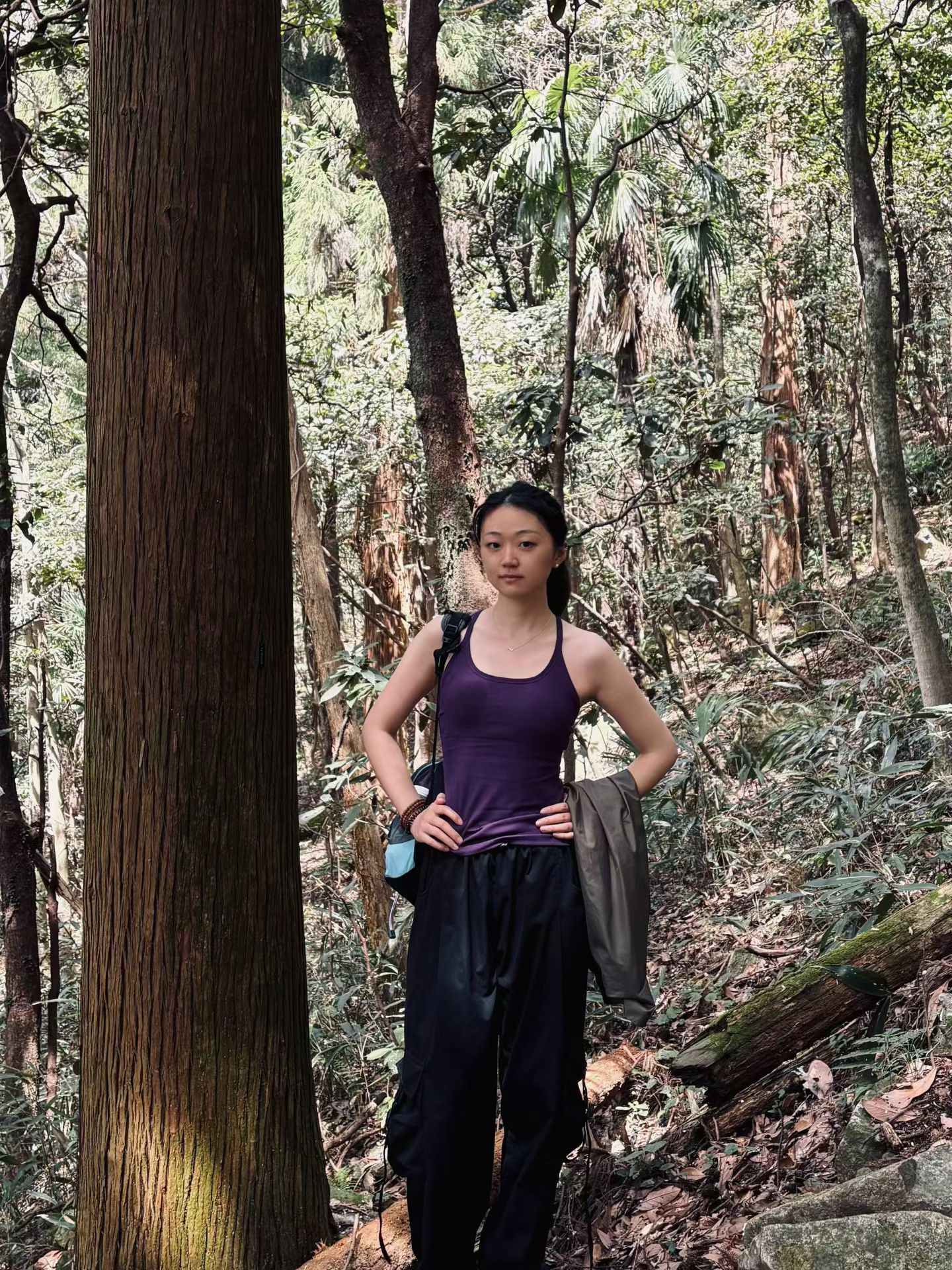 Jenny 在山林中徒步