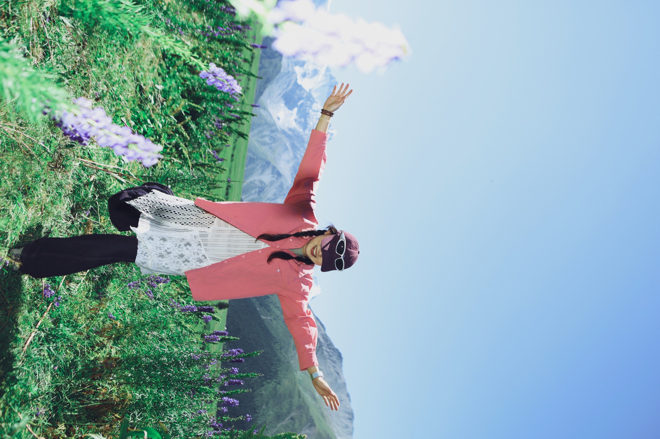 Jenny 在新疆雪山与花海之间