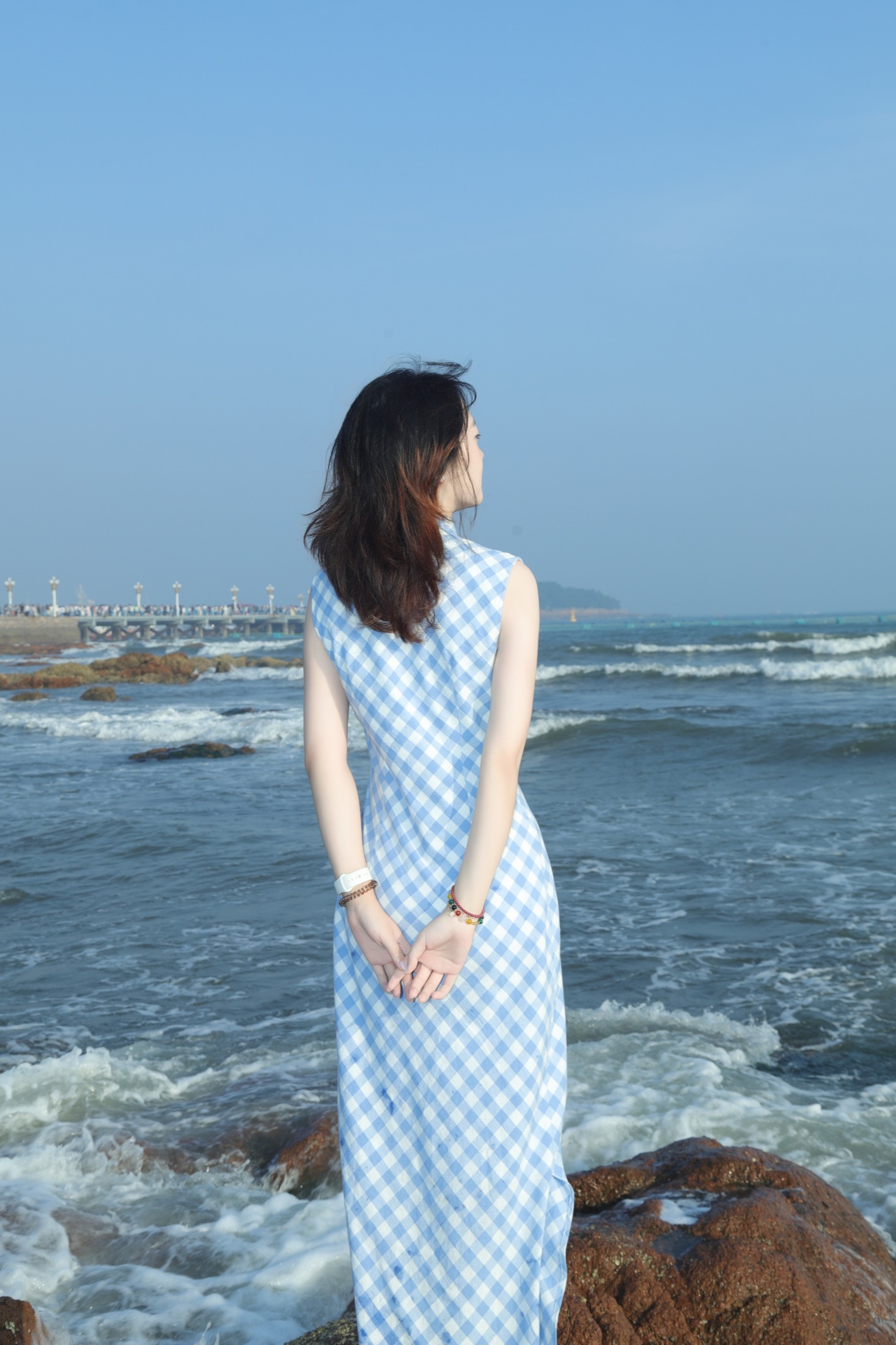 Jenny 面向蓝色海浪