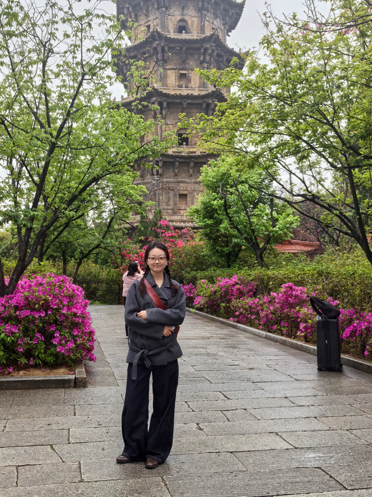 Jenny 在泉州古塔与花树前